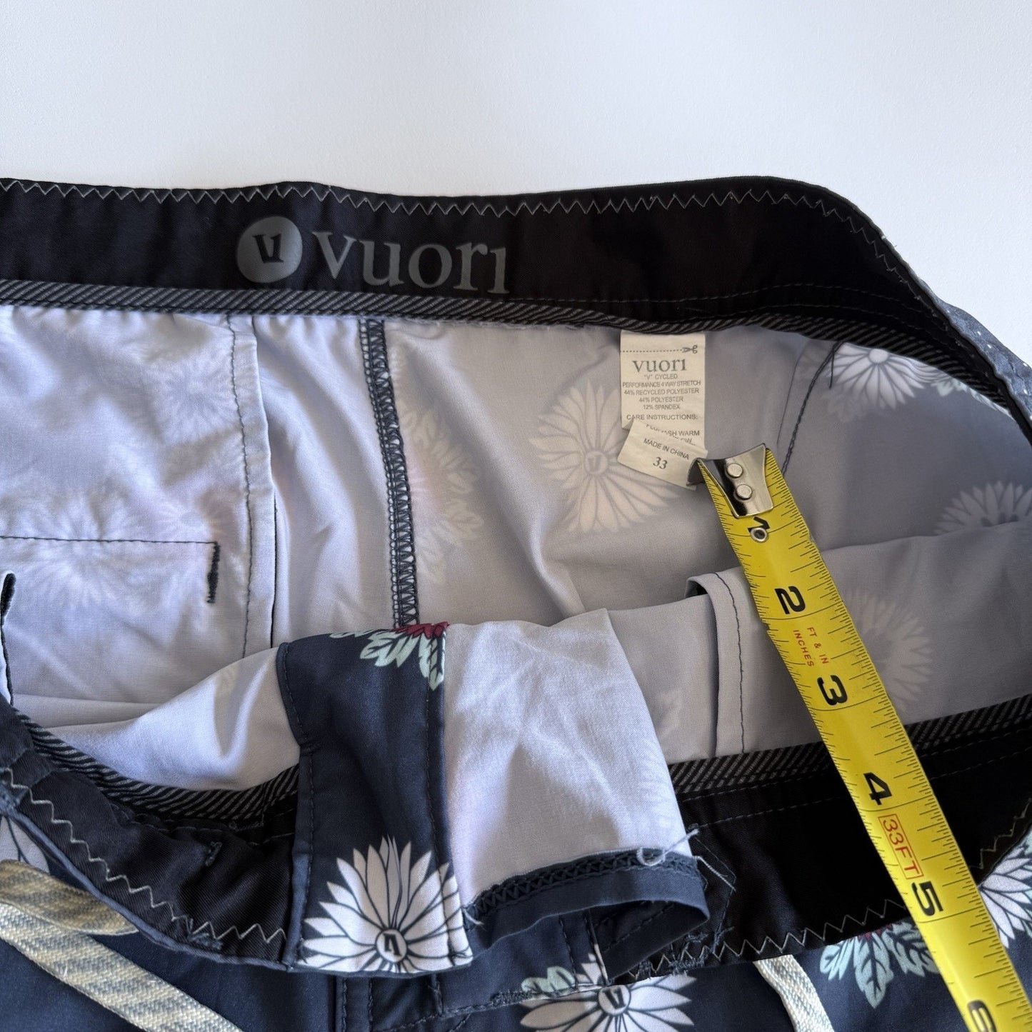 Vuori Shorts Mens 33 Navy Blue Floral Board Swim Trunks Stretch Drawstring Beach