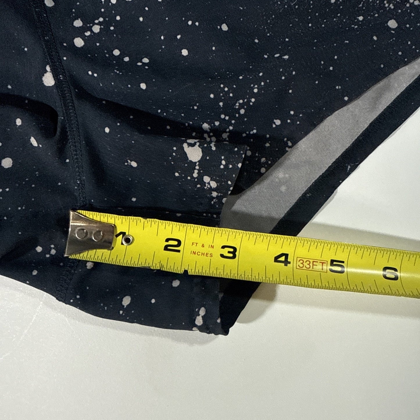 Vuori Dash Running Shorts 2.5” Women's Size 28 Navy Paint Splatter Athleisure
