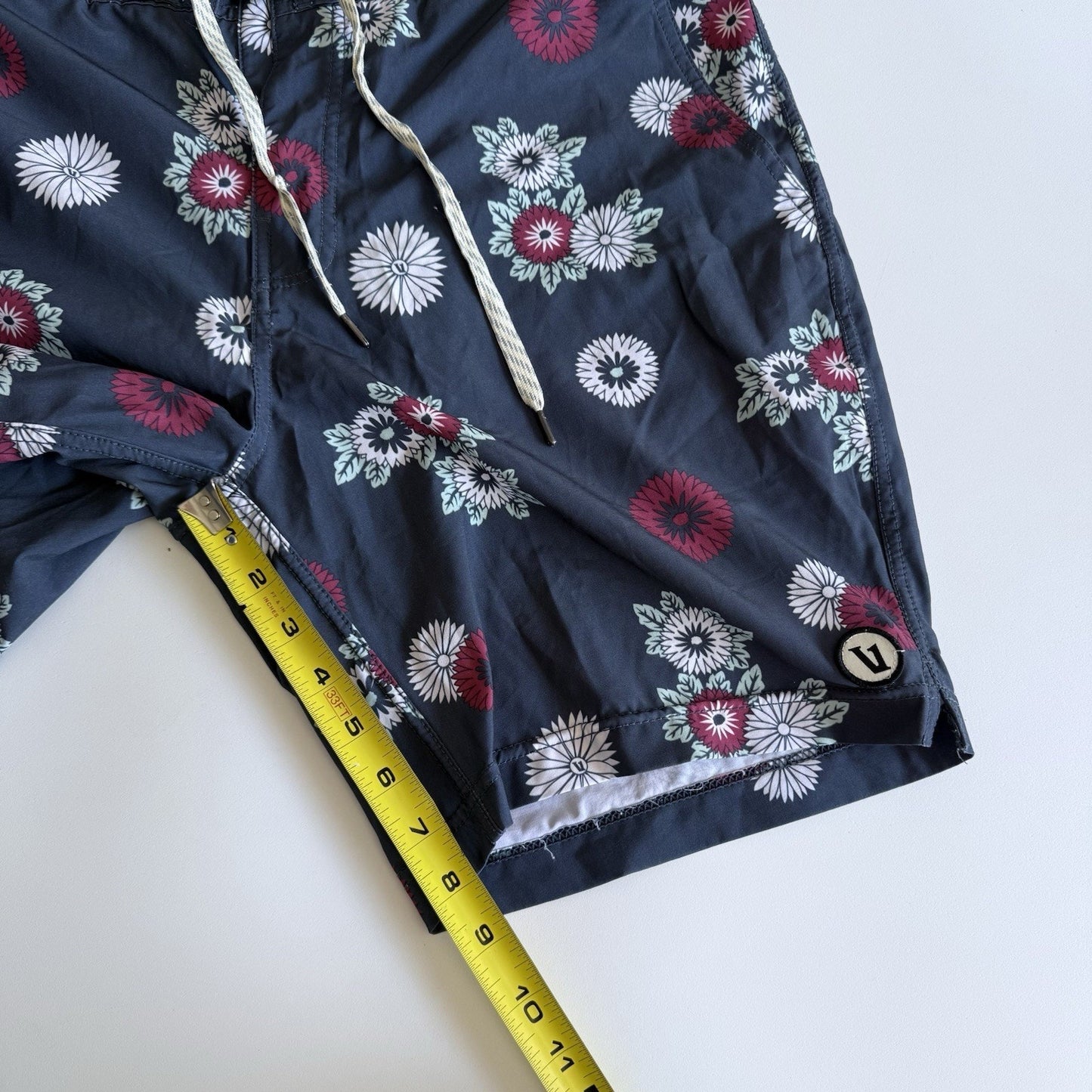 Vuori Shorts Mens 33 Navy Blue Floral Board Swim Trunks Stretch Drawstring Beach