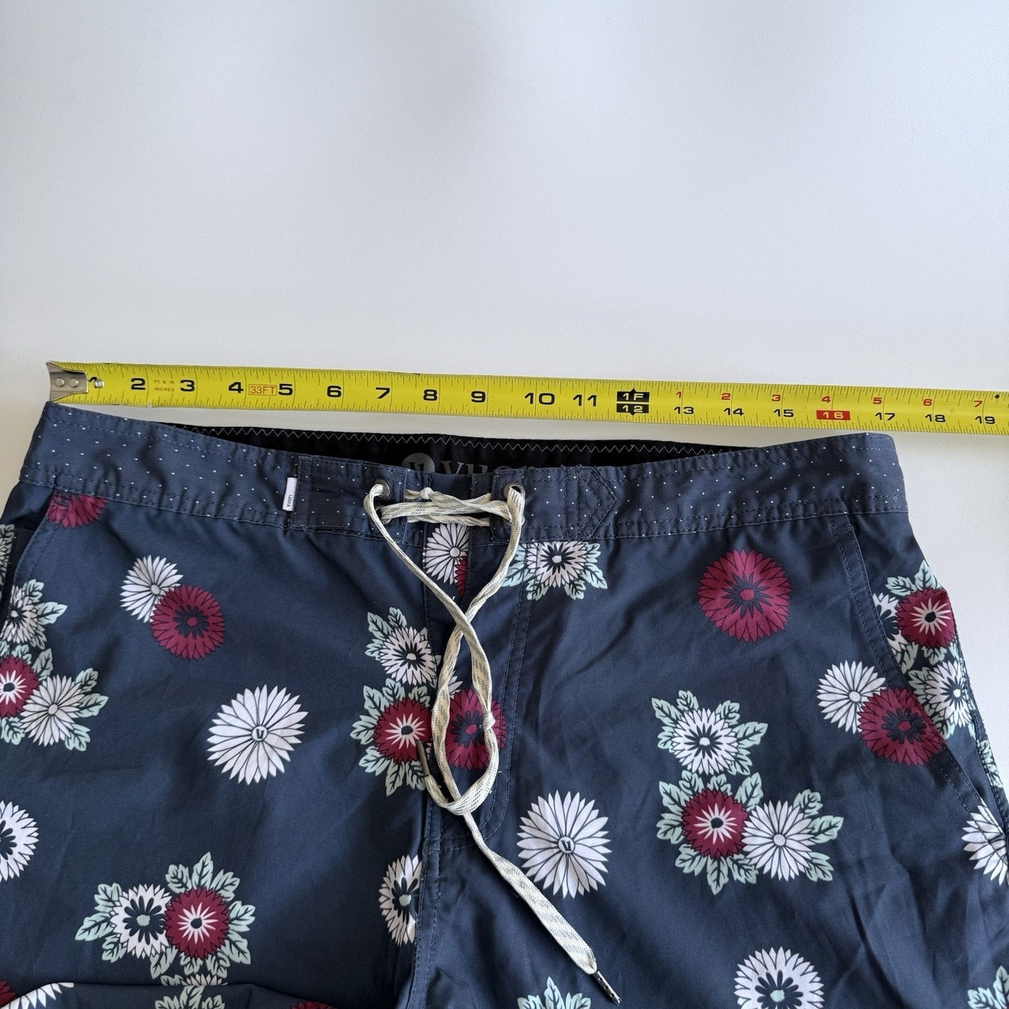 Vuori Shorts Mens 33 Navy Blue Floral Board Swim Trunks Stretch Drawstring Beach