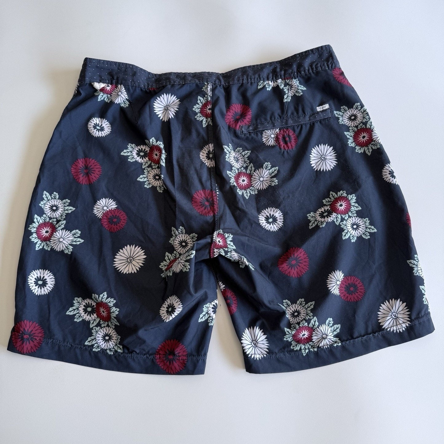 Vuori Shorts Mens 33 Navy Blue Floral Board Swim Trunks Stretch Drawstring Beach