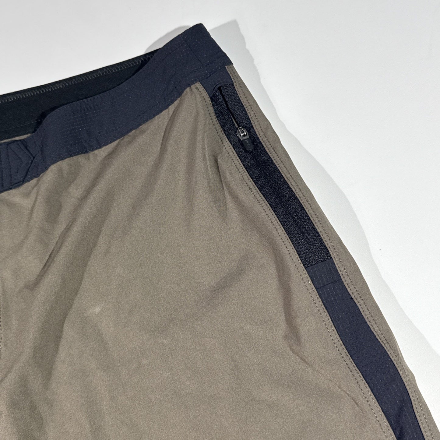 Vuori Shorts Mens Size 32 Black/Brown Board / Swim Zip pocket Style V374