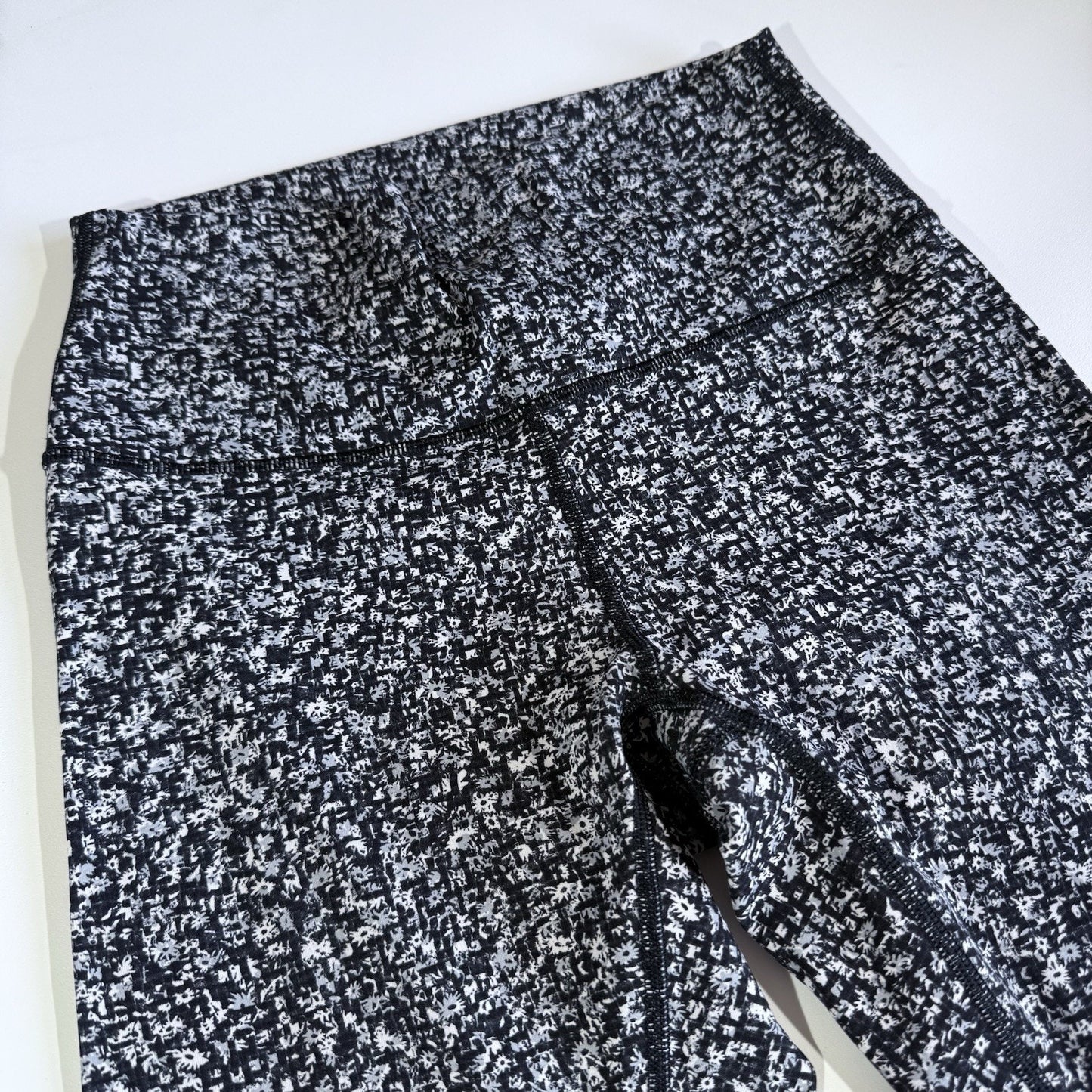 Lululemon Wunder Under Leggings in Daisy Dust Print Black White Size 6 women's