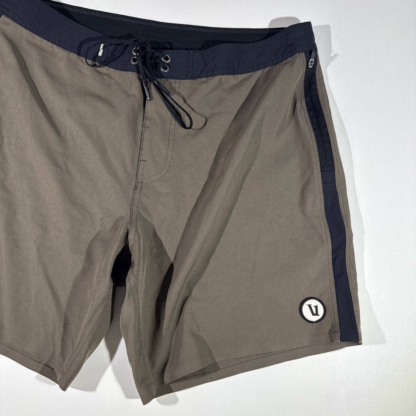 Vuori Shorts Mens Size 32 Black/Brown Board / Swim Zip pocket Style V374