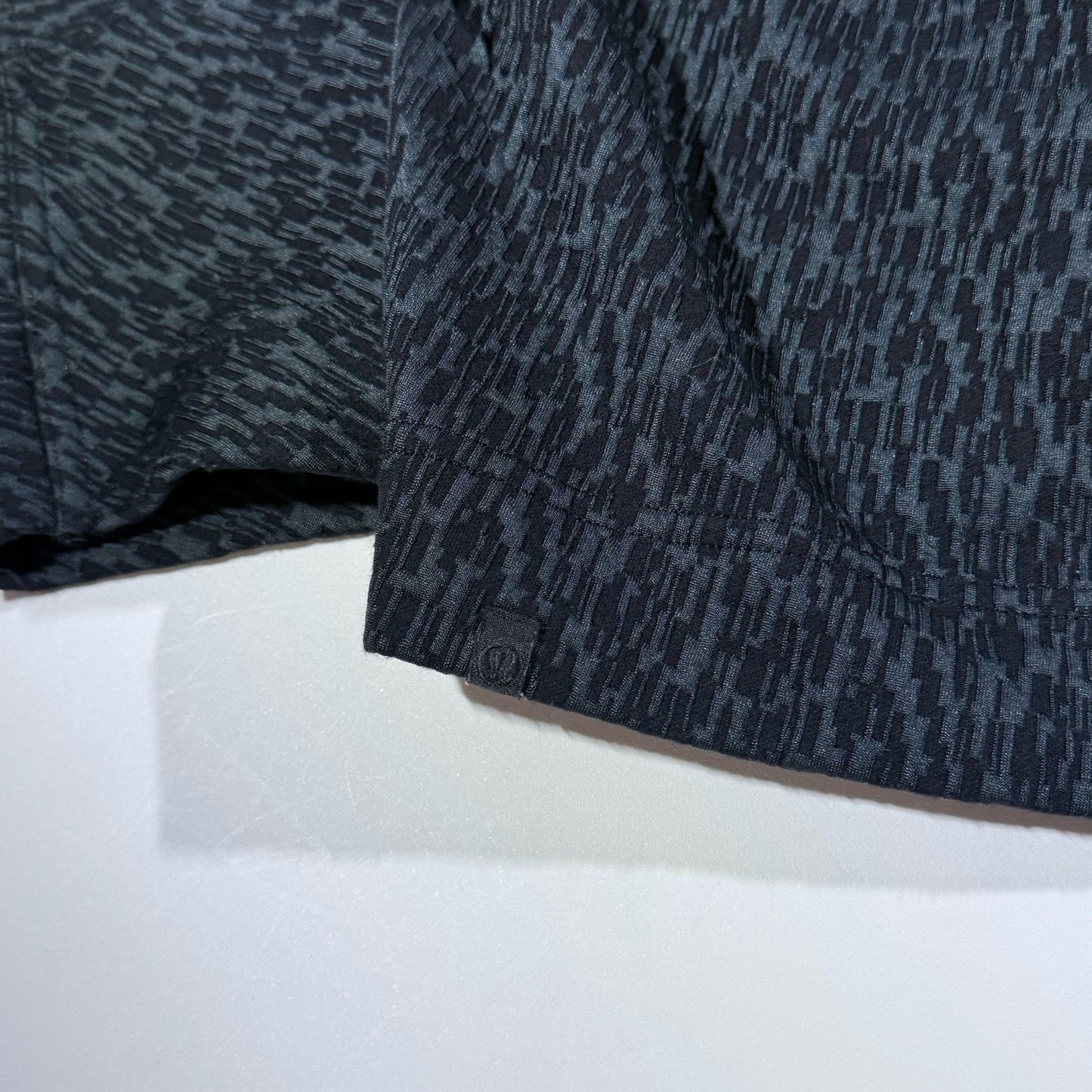 Lululemon Women’s Size 8 Textured Jacquard Crewneck Pullover Black/Obsidian