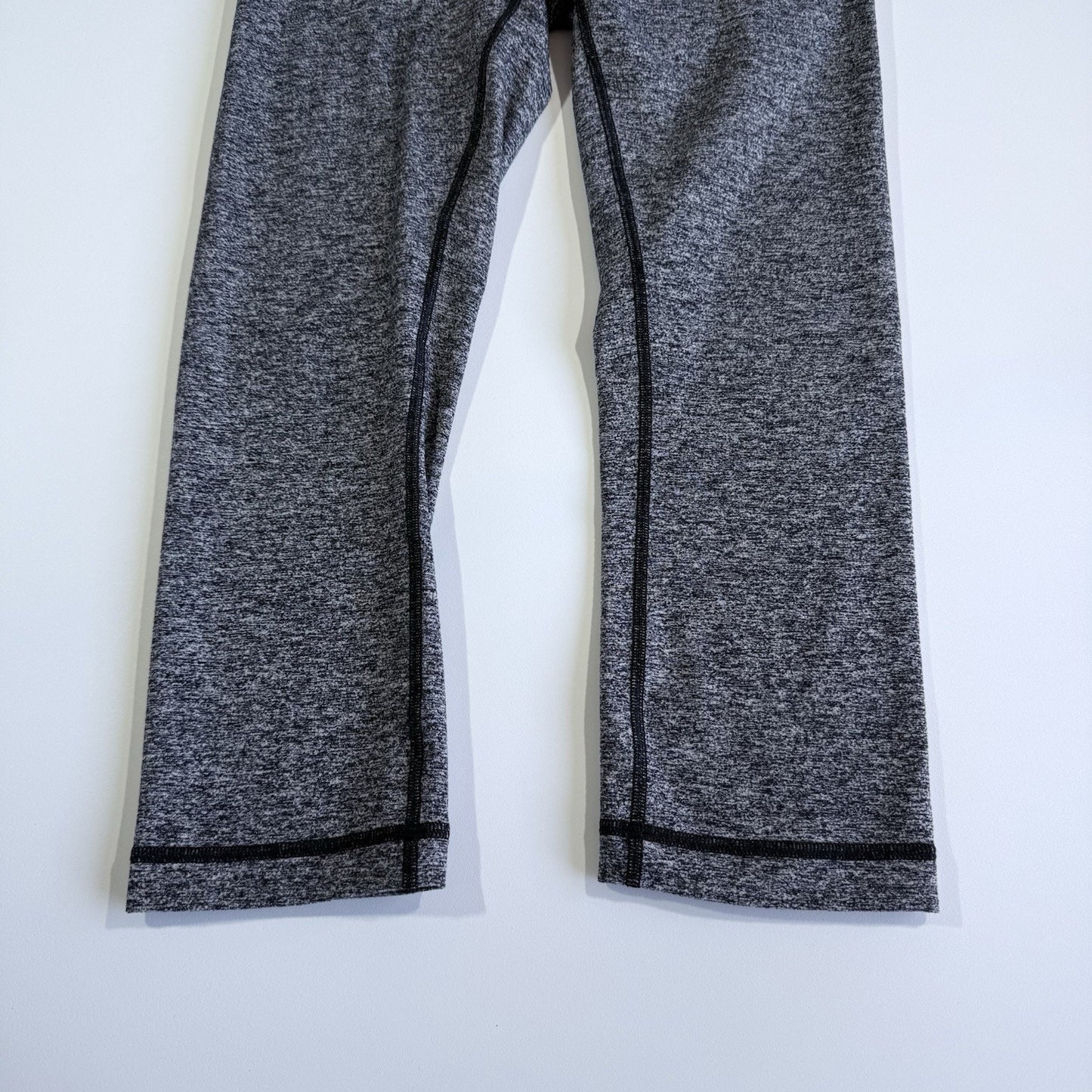 Lululemon Wunder Under Leggings in Daisy Dust Print Gray Size 6 Athletic Workout Womens