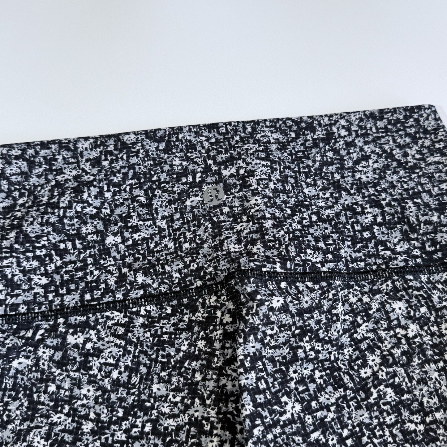 Lululemon Wunder Under Leggings in Daisy Dust Print Black White Size 6 women's