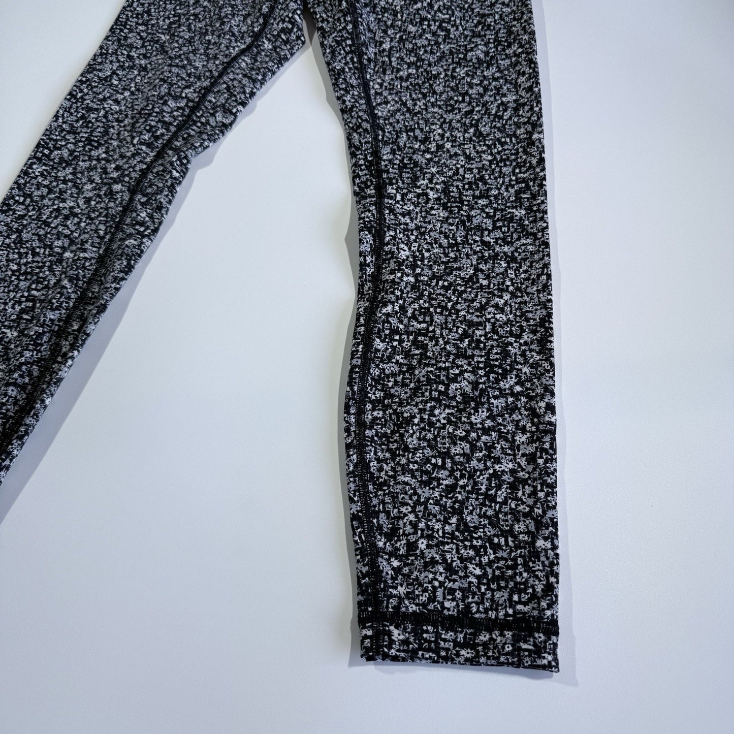 Lululemon Wunder Under Leggings in Daisy Dust Print Black White Size 6 women's