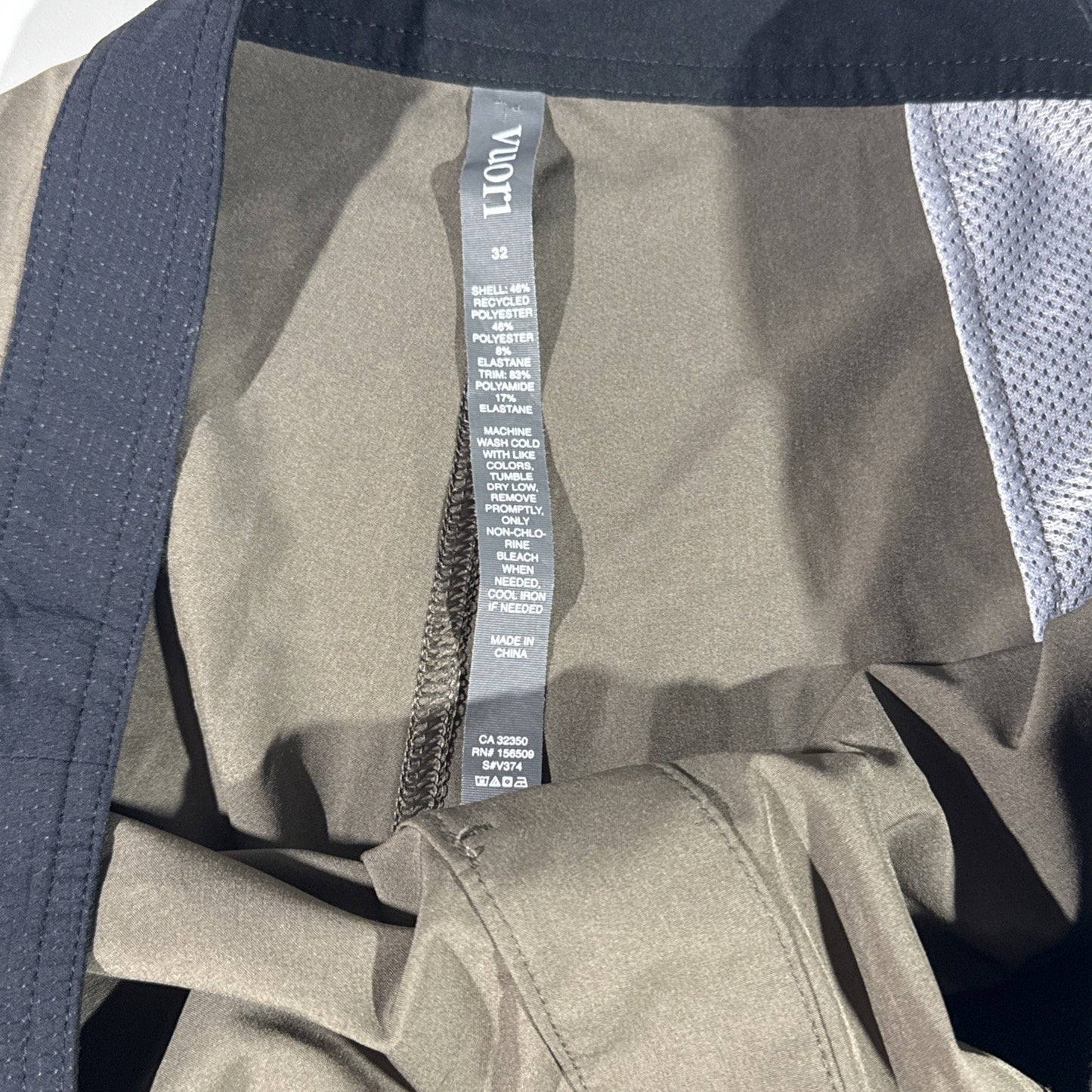 Vuori Shorts Mens Size 32 Black/Brown Board / Swim Zip pocket Style V374